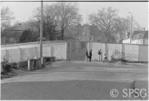 Mauerfall, Potsdam, Klein Glienicke, Grenzanlage, Personen vor Mauer.