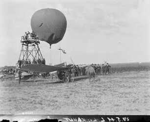 Flugplatz der Oswald-Kahnt-Flugschule in Leipzig-Lindenthal im Jahr 1911, Heißluftballon, Segelflugzeug