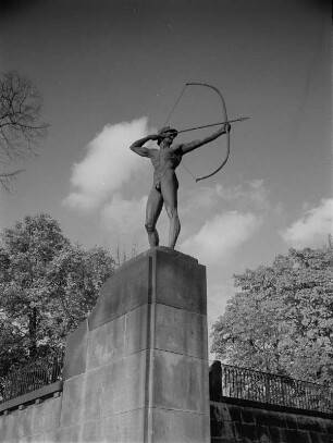 Bogenschütze : Bogenschütze. Bronze (1895; E. M. Geyger, Guß 1902). Dresden-Neustadt. Neustädter Elbufer