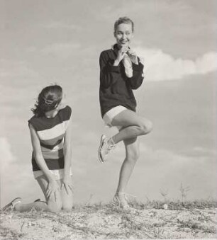 Modeaufnahme, Modelle Eunice Sherman und Theo Graham (Mademoiselle)