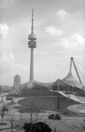 München: Durchblicke auf Fernsehturm [mit Olympiastadion]