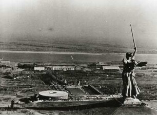 Wolgograd. Blick vom Mamaihügel mit dem Memorialkomplex mit Kolossalstatue „Mutter Heimat ruft“ von J. W. Wutschetitsch zum Gedenken an die Stalingrader Schlacht nach Südosten