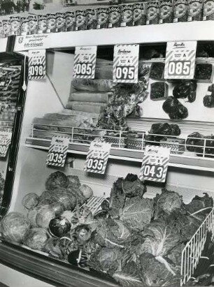 Rüsselsheim. Rhein-Main-Einkaufszentrum. Supermarkt. Auslagen