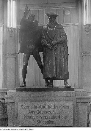 Faust und Mephisto (Szene in Auerbachs Keller aus Goethes "Faust") : Mephisto verzaubert die Studenten (Szene in Auerbachs Keller aus Goethes "Faust"). Bronze (1913; M. Molitor): Leipzig: Mädlerpassage