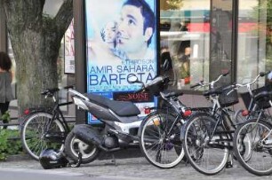 Örebro - Fahrradparkplatz : Straßenszene, aufgenommen im Zentrum von Örebro am 25. Juli 2012
