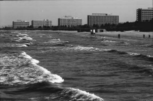 Mamaia [Kreis Constanta]: Strand mit Hotelblocks