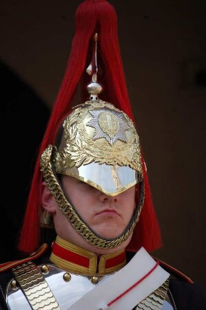 Gardist : Porträt eines Gardisten der Horse Guards, berittene Garde der Königin. Aufgenommen im Mai 2006. Foto Uwe Gerig
