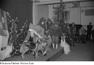 Blick auf die Bühne mit Weihnachtsmann