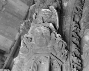 Portal mit Vorhalle — Portalvorhalle — Linker Arkadenbogen — Blattmaske