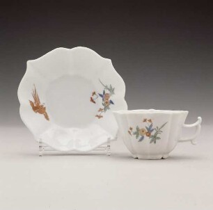 Tasse und Unterschale mit Vogel und Blumen