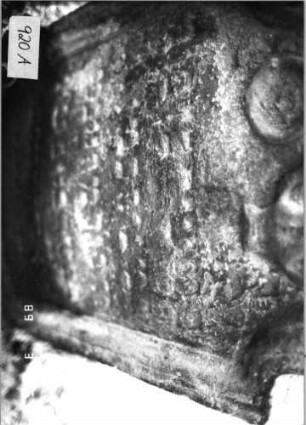 Grabstein 920 (Index: 99753205) Material: Sandstein Zustand: stark verwittert/großer Textverlust Maße HxBxT: 98x52x11 cm Beschreibung: Stele, doppelt eingezogener Rundbogenabschluß, Schriftfeld eingetieft Symbolik: Levitenkanne mit Schale: Grabstein 920A