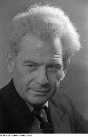Porträtaufnahmen des Politikers Hermann Matern