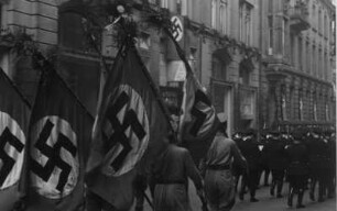 Hamburg-St. Georg. 1. Mai-Nationalfeiertag des Deutschen Volkes- Abmarsch der Werkschar der Hamburger Gaswerke vor einem Geschäftshaus in der Kurze Mühren