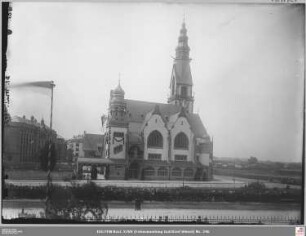 Matthäuskirche: Einweihung und Schluüsselübergabe, links Westendmittelschule (Ludwigstraße)