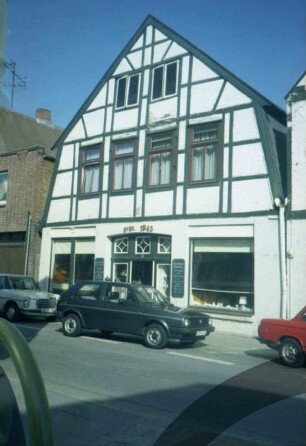 Hagenstraße 3: giebelständiges Stadthaus: Straßenfront mit Fachwerk: im Erdgeschoss Ladengeschäft, Eingang und Schaufenster
