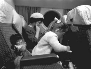 Mutter und Tochter an Bord eines Flugzeuges