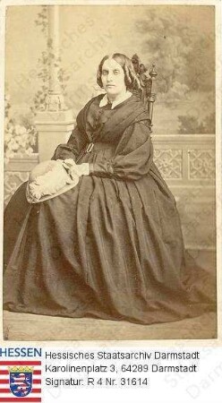 Kekulé, Sophie (1826-1892) / Porträt, auf Stuhl vor Raumkulisse sitzend, Ganzfigur