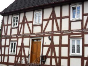 Ehemaliger Hospitalhof in Fachwerk-Traufseite mit Textinschrift (Bauinschrift) im Holz (Stiftung und Jahr 1540)_01