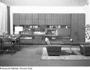 Musterwohnzimmer : Erfurt. Musterwohnzimmer (1972; Möbelkombinat Erfurt (MKE)). Eßtisch, Sitzgruppe und Anbauwand