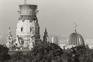 Ausstellungsgebäude des Sächsischen Kunstvereins : Blick aus der 12. Etage des Hotels "Am Terrassenufer" gegen Frauenkirche (Laterne eingerüstet) und Kuppel des Ausstellungsgebäudes des Sächsischen Kunstvereins