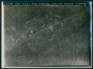 Foto der Ortschaft sowie der Stellungen um Ecoust-Saint-Mein zwischen Arras und Cambrai (Luftbild)