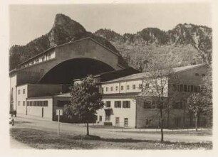 Oberammergau (Bayern). Blick auf die offene Zuschauerhalle des 1934 in der heutigen Form errichteten Passionsspielhauses