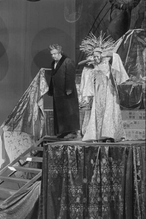 Szenenbilder aus "Sabellicus", Oper von Rainer Kunad mit eigenem Libretto nach einem Fauststoff. Deutsche Staatsoper Berlin, Generalprobe (?) 20.10.1974 (Uraufführung 21.12.1974)