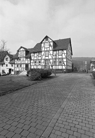 Wohnhaus; Helsa, Klingenplatz 4