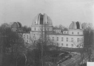 Sternwarte Neubabelsberg, in der Mitte die Kuppel mit dem großen Refraktor : Technikgeschichte | Physik | Optik | Astronomische Instrumente