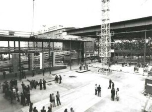Blick aus einem Obergeschoß auf Baustellengelände während des Eintreffens der Gäste. Dresden-Altstadt, 2. Oktober 1992