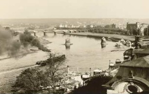Dresden. Blick vom Dach des Ständehauses nach Osten auf die Elbe mit den Resten der Carolabrücke und der Brücke der Einheit (Albertbrücke)