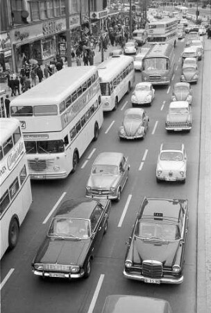 Berlin: Verkehr in der Tauentzienstraße (von der Brücke)