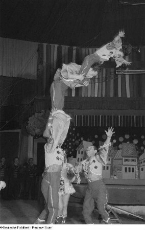 Akrobaten beim Faschingsprogramm "Die Kommödianten kommen" des Circus Aeros