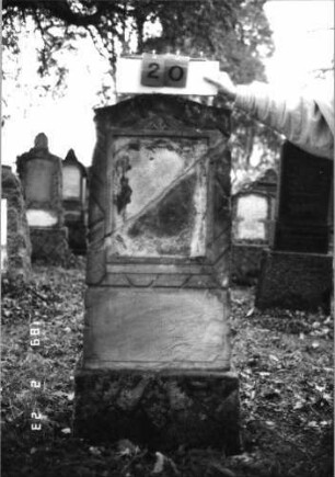 Grabstein 20 (Index: 99751717) Material: Sandstein Zustand: st. verwitt. m. Textverl/Schriftplat. fehlt Maße HxBxT: 138x50x20 cm Beschreibung: Stele, rustica, Sockel, rechteckiges Schriftfeld eingetieft Symbolik: Ranken: Grabstein 20