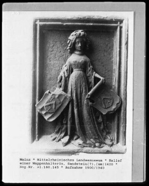 Wappenhaltende weibliche Figur