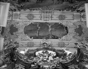 Hochaltar : Hochaltar. Stuck? (1730 und 1753-1754; E. Verhelst). Altarabschluß gegen Deckenmalerei. Wies (Steingaden ), Katholische Wallfahrtskirche zum Gegeißelten Heiland