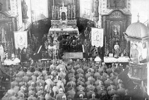 Eine zum Gottesdienst mit Soldaten beinahe überfüllte Kirche "Zum Andenken an den Weltkrieg von deinem Bruder Philipp (14/15/16)"