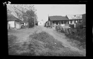 Odobești (=Rumänien): 2 unbefestigte Wege zwischen einfachen "Häuser[n]" mit Veranda