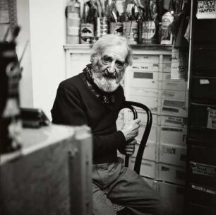 Der Maler Abraham Rattner in seinem Atelier