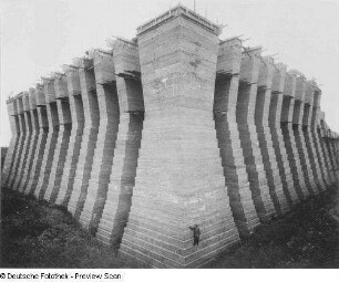Leipzig-Stötteritz. Völkerschlachtdenkmal (1898-1913; B. Schmitz, C. Thieme). Bauaufnahme, fertiggestellte Gründungspfeiler in Höhe von 23 m