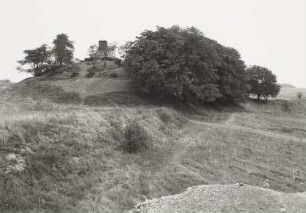 Mansfelder Land. Halde des Kupferschieferbergbaus mit Maschinendenkmal : Mansfelder Land. Halde des Kupferschieferbergbaus (ehemaliger König-Friedrich-Schacht der Grube "Preußische Hoheit"). Ansicht mit Maschinendenkmal von 1885, südöstlich Hettstedt-Burgörner