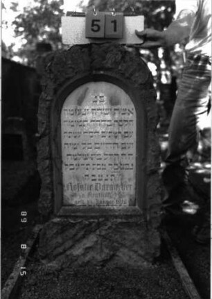 Grabstein 51 (Index: 100105507) Material: Muschelkalk, weiße Marmorplatte Zustand: gut Maße HxBxT: 103x48x29 cm Beschreibung: Stele, rustica, Rundbogenabschluß, Schriftplatte: Grabstein 51