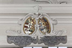 Wappenpaare in Kartuschen — Wappen des Grafen Ernst Casimir von Nassau-Diez (1573-1632) und seiner Ehefrau Sophie Hedwig von Braunschweig-Wolfenbüttel (1592-1642)