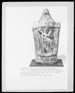 Lichthäuschen mit Relief einer Aphrodite
