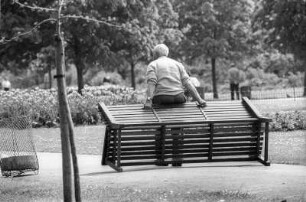 London, Parkbesucher im Hyde Park stellt eine Bank um
