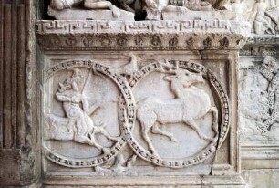 Abteikirche — Sockelrelief: Kentaur jagt Hirsch