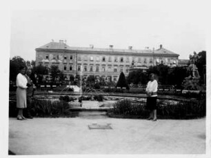 Salzburg. Theodor Blumer (1881-1964; Komponist, Dirigent) mit Ehefrau Hildegard Ostkamp-Blumer (1909-2001; Sopranistin) und eine Dame vor Schloß Mirabell. Fotografie, um 1940