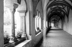 Steingaden: Kreuzgang und romanische Säulen des ehemaligen Klosters