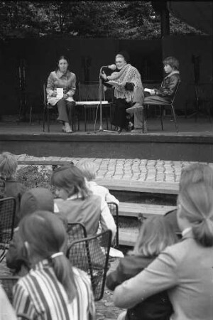 Märchenstunde mit der Märchenerzählerin Elfriede Hasenkamp auf der Seebühne im Karlsruher Stadtgarten