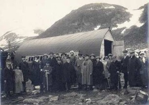 Spitzbergen. Smerenbergbucht. Touristen und Besatzungsmitglieder eines Kreuzfahrtschiffes vor der Wellmannhütte